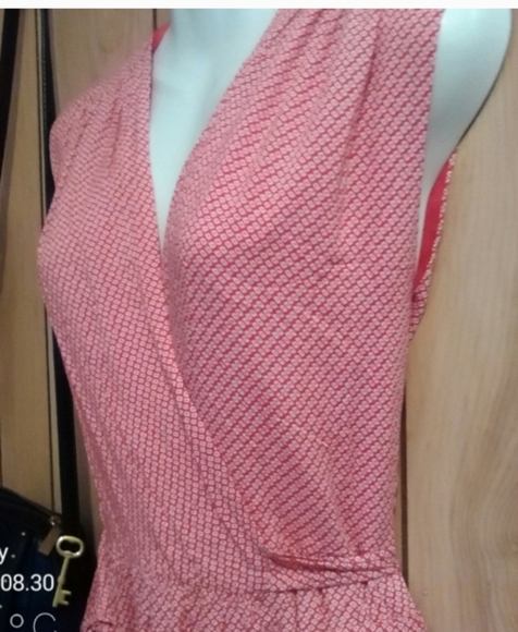 Red and white printed wrap dress by Fossil. Bodice is lined. Full wrap that ties - Picture 2 of 5